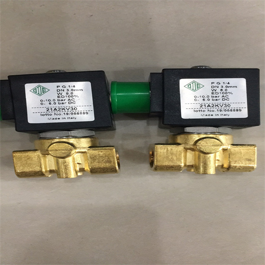 21A2KV30.jpg